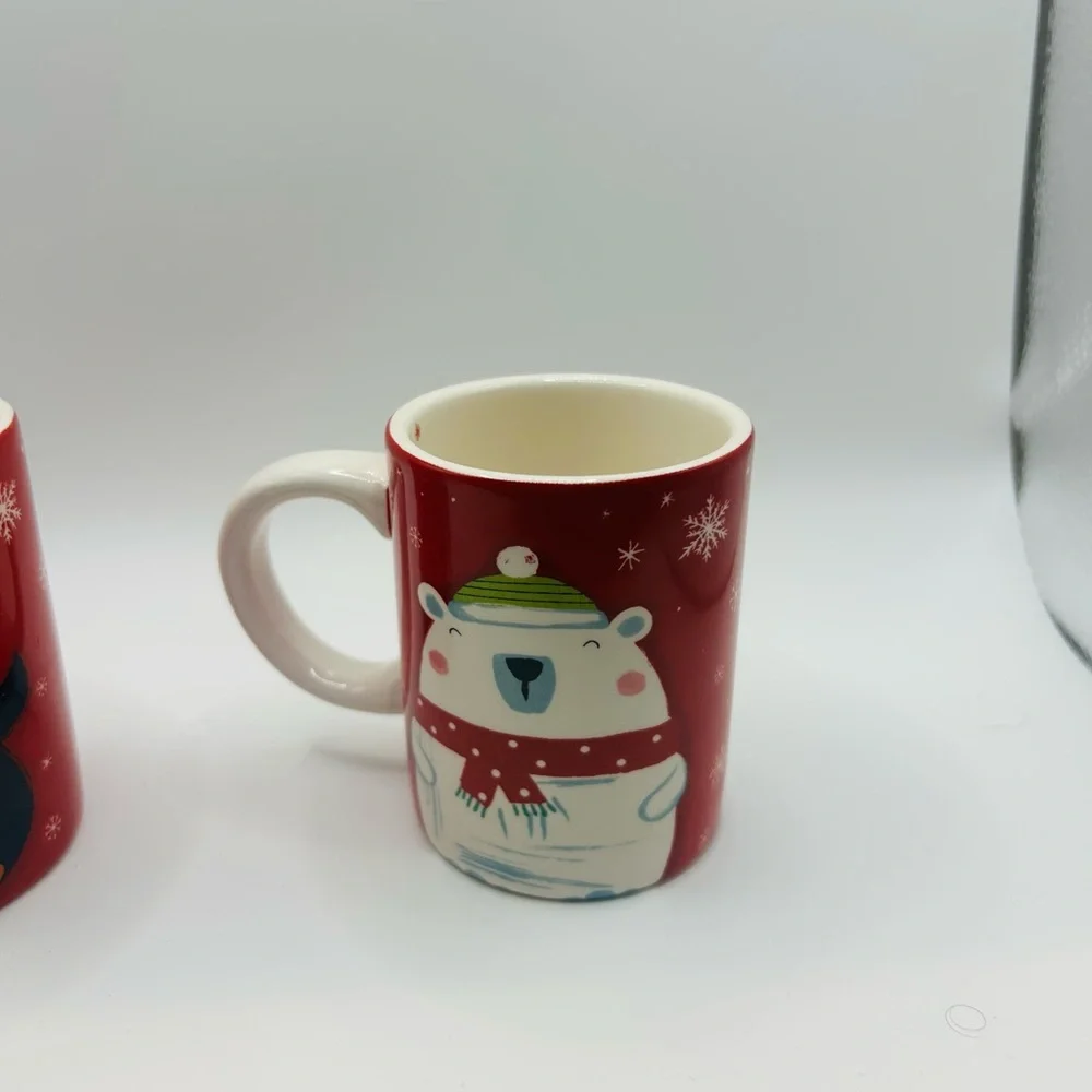 Sur la table Festive Red Holiday Mugs Set 3 inches tall each